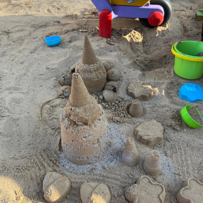 Wir spielen im Sand